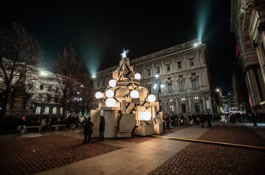  Jo Malone London e MKTG portano la magia delle feste  in Piazza della Scala a Milano con ‘L’Albero dei Doni’